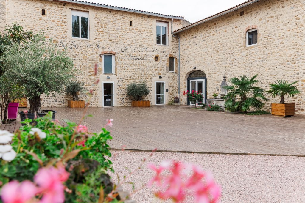 Domaine de Sola mariage terrasse bois baies vitrées