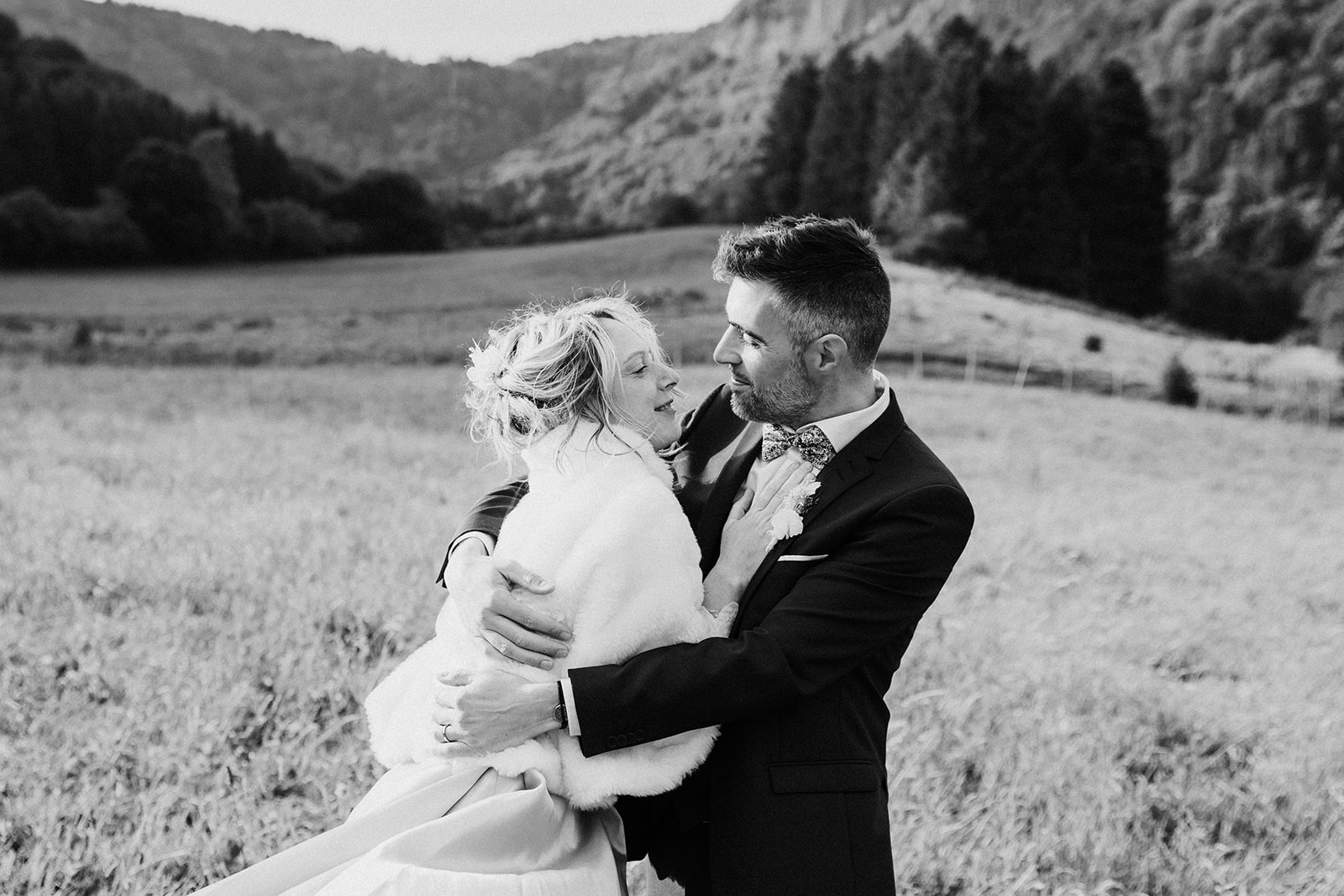 Mariage hiver Puy-de-Dôme : Aurélie et Jean-Baptiste enlacés dans une prairie auvergnate pendant la séance day after